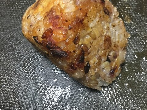 ドライトマトとチーズの焼きおにぎり